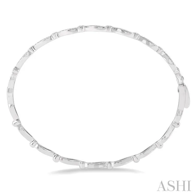 1/4 Ctw Curvy Round Cut Diamond Stackable Bangle in 14K White Gold