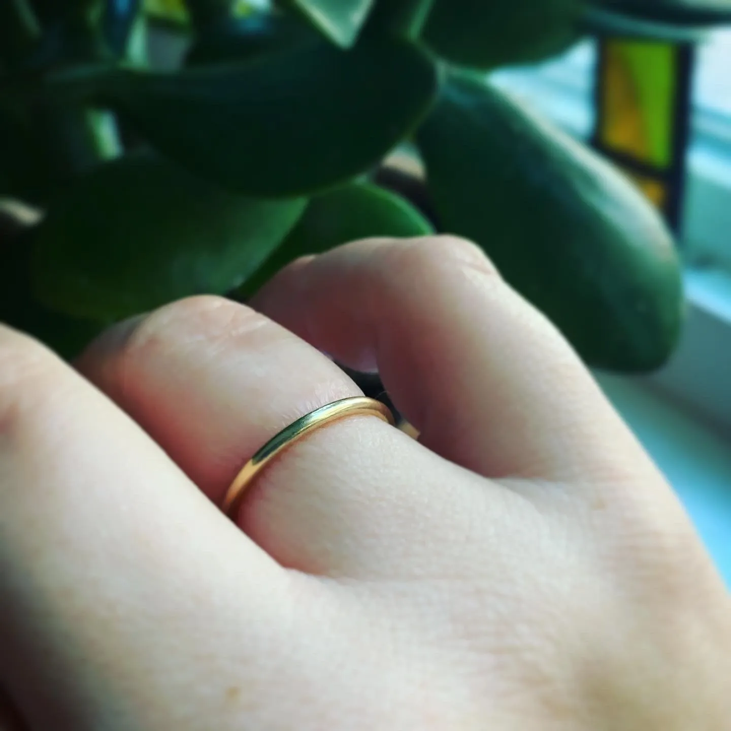 18K Gold Round Wire Ring