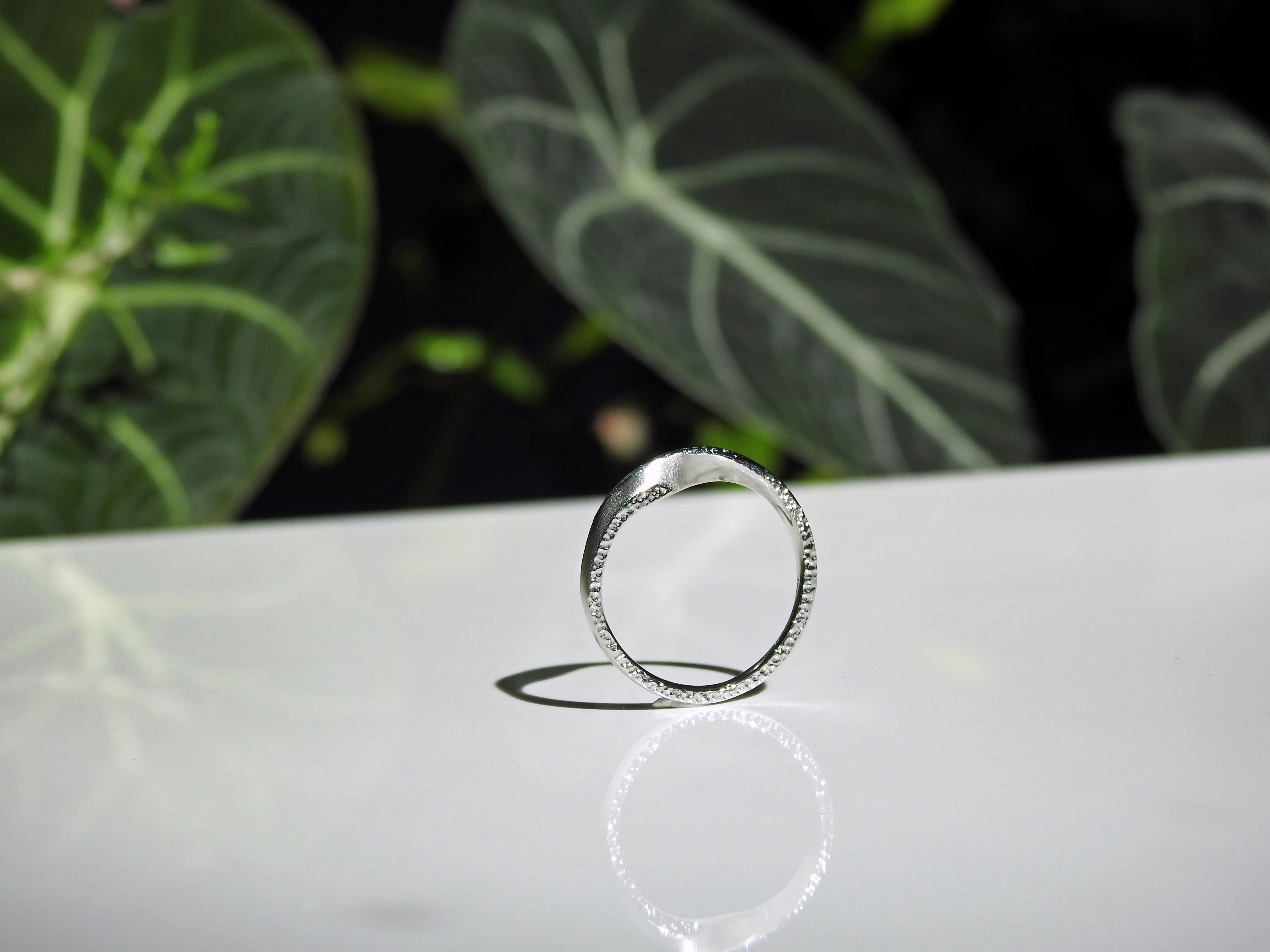 Mobius twist ring