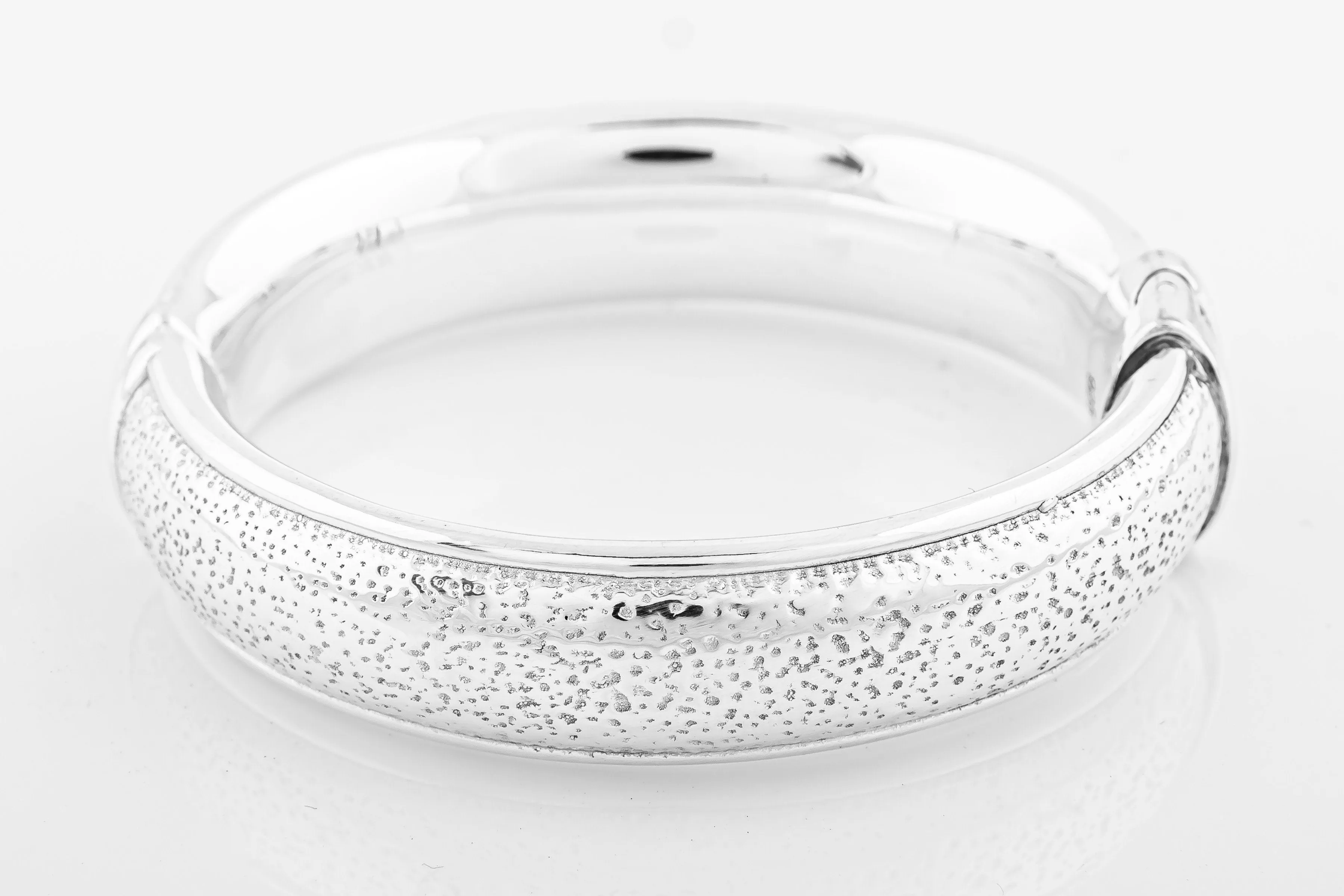 SS25 Stipple Hinged Bangle