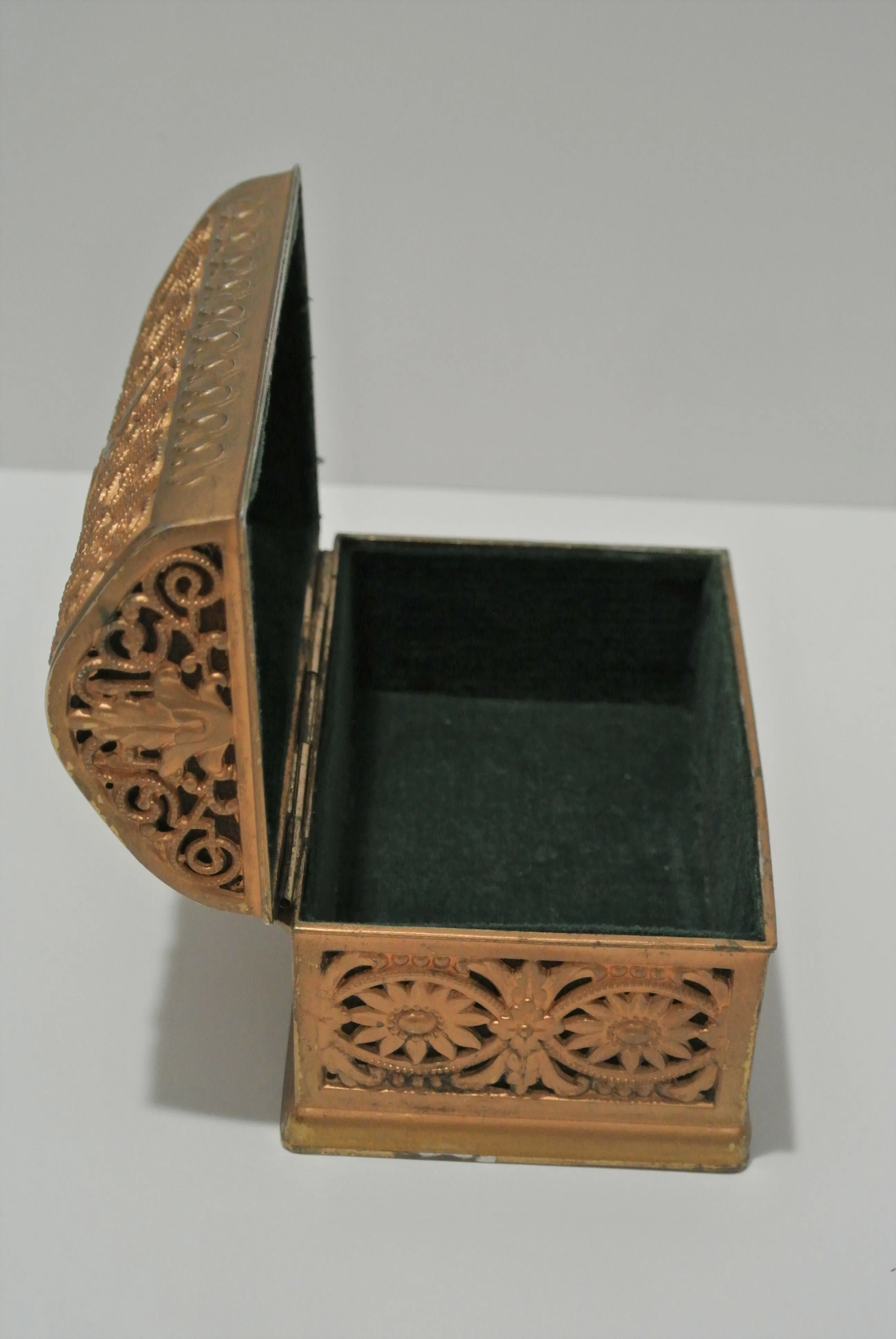 Tiny Emerald Ring Box