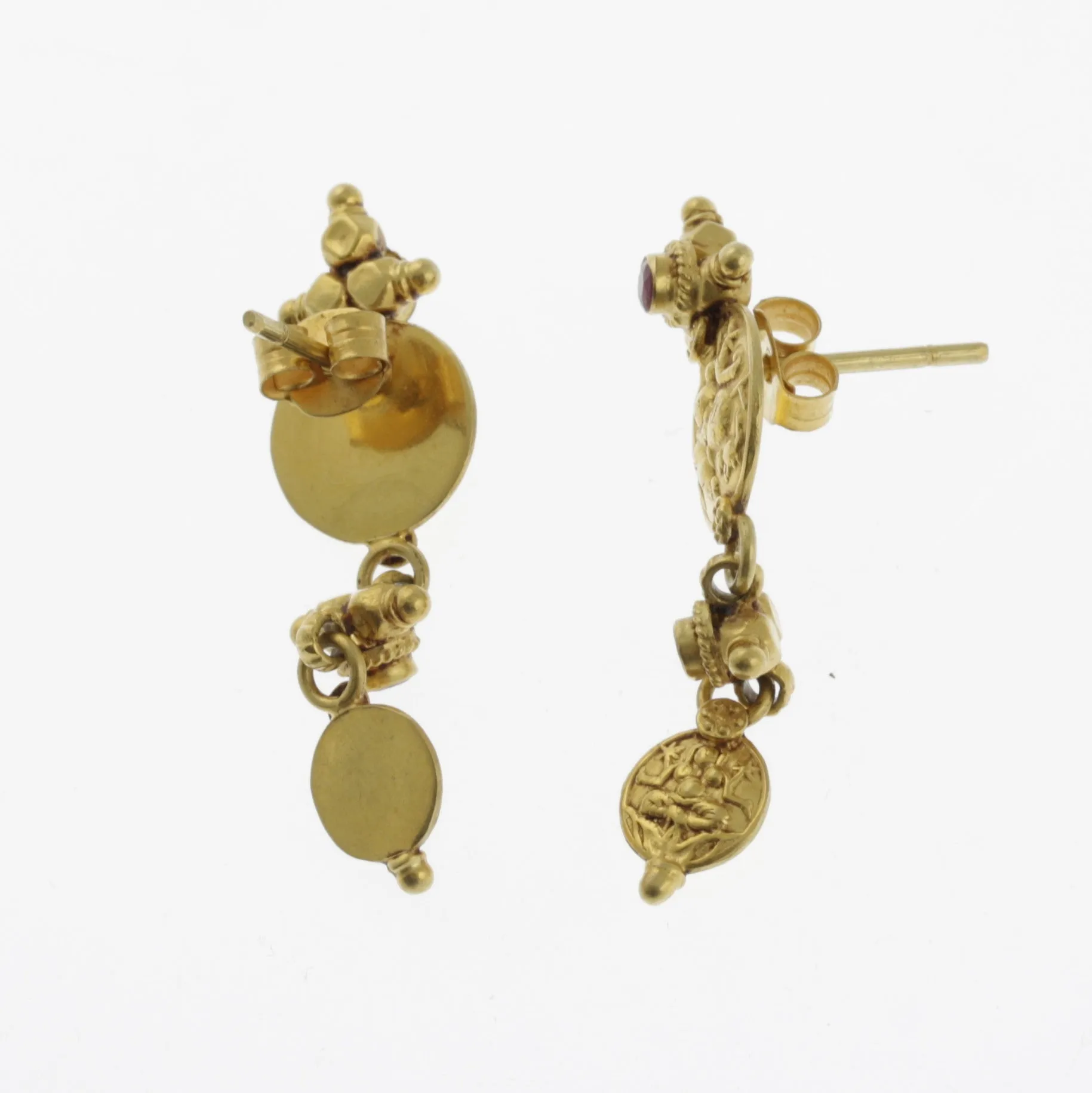 Yellow gold coral detailed earrings