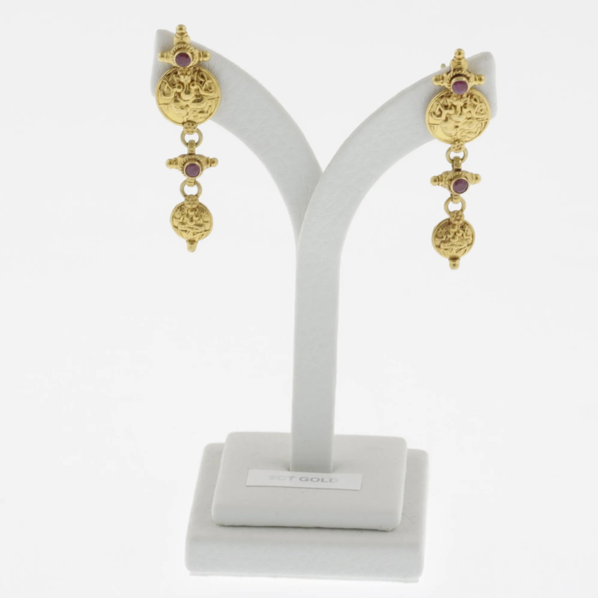 Yellow gold coral detailed earrings